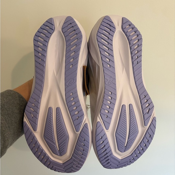 NIB ASICS Novablast 5 Sz 10 - Picture 4 of 6